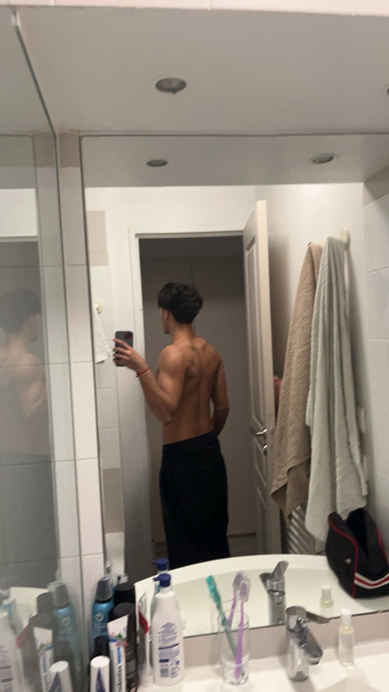 Adriano - Rencontre BDSM à Lugnorre Profil de Adriano, 28 ans, Rencontre BDSM à Lugnorre (Fribourg)